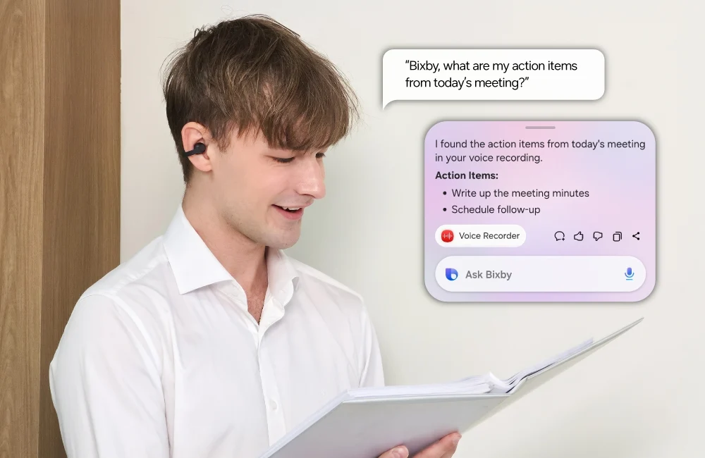 chico en una oficina usando la función Quick Voice Memo de los Galaxy Buds On, los nuevos auriculares inalámbricos de diseño abierto de Samsung