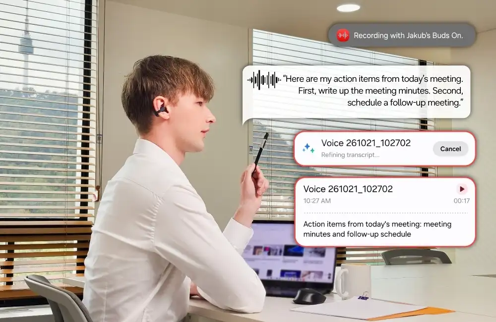 chico en una oficina usando la función Quick Voice Memo de los Galaxy Buds On, los nuevos auriculares inalámbricos de diseño abierto de Samsung