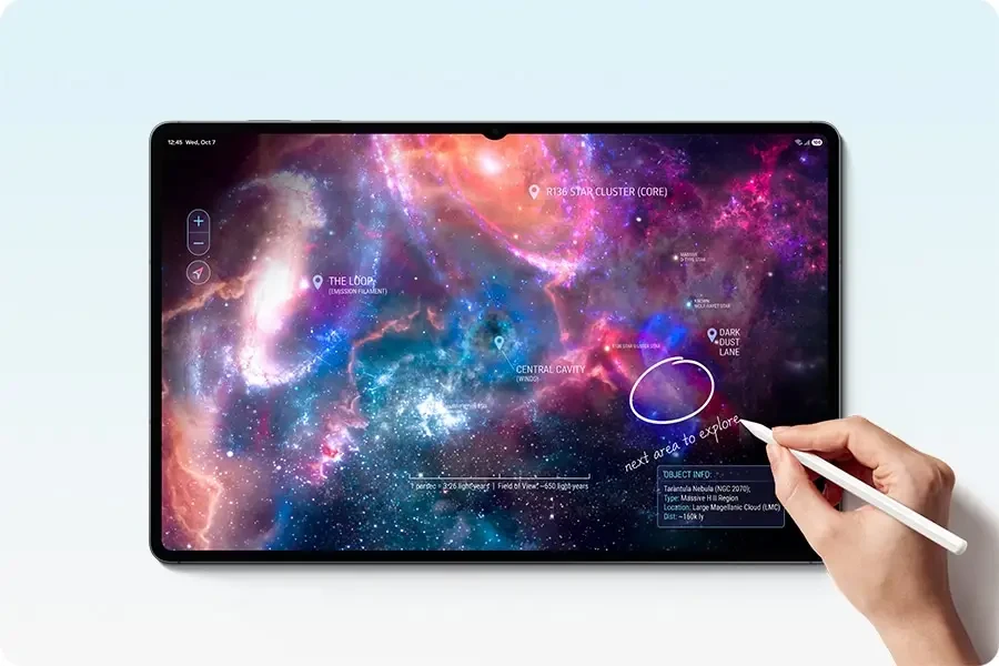 Una mano usa el S Pen sobre la pantalla de la Galaxy Tab S12, que muestra una imagen del espacio
