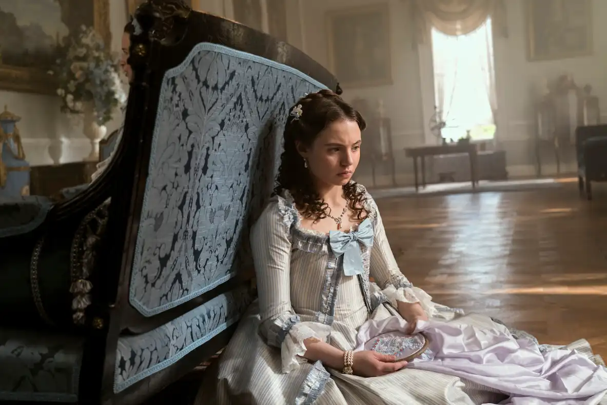 Connie Jenkins-Greig como una versión joven de Violet Bridgerton en La reina Charlotte, spin-off de Bridgerton de Netflix
