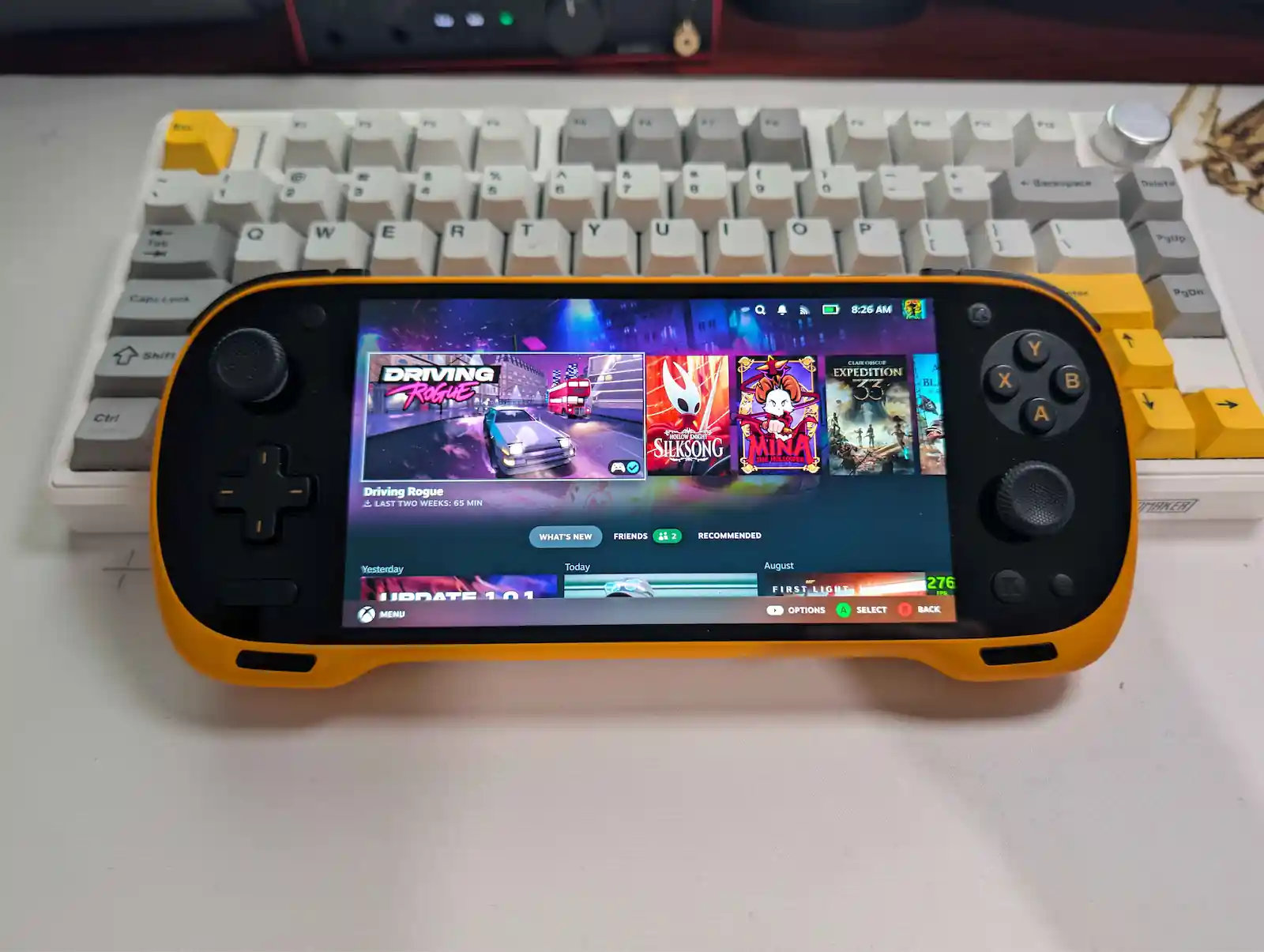 Consola portátil Konkr Pocket FIT con SteamOS en pantalla, el port no oficial para equipos Android con Snapdragon