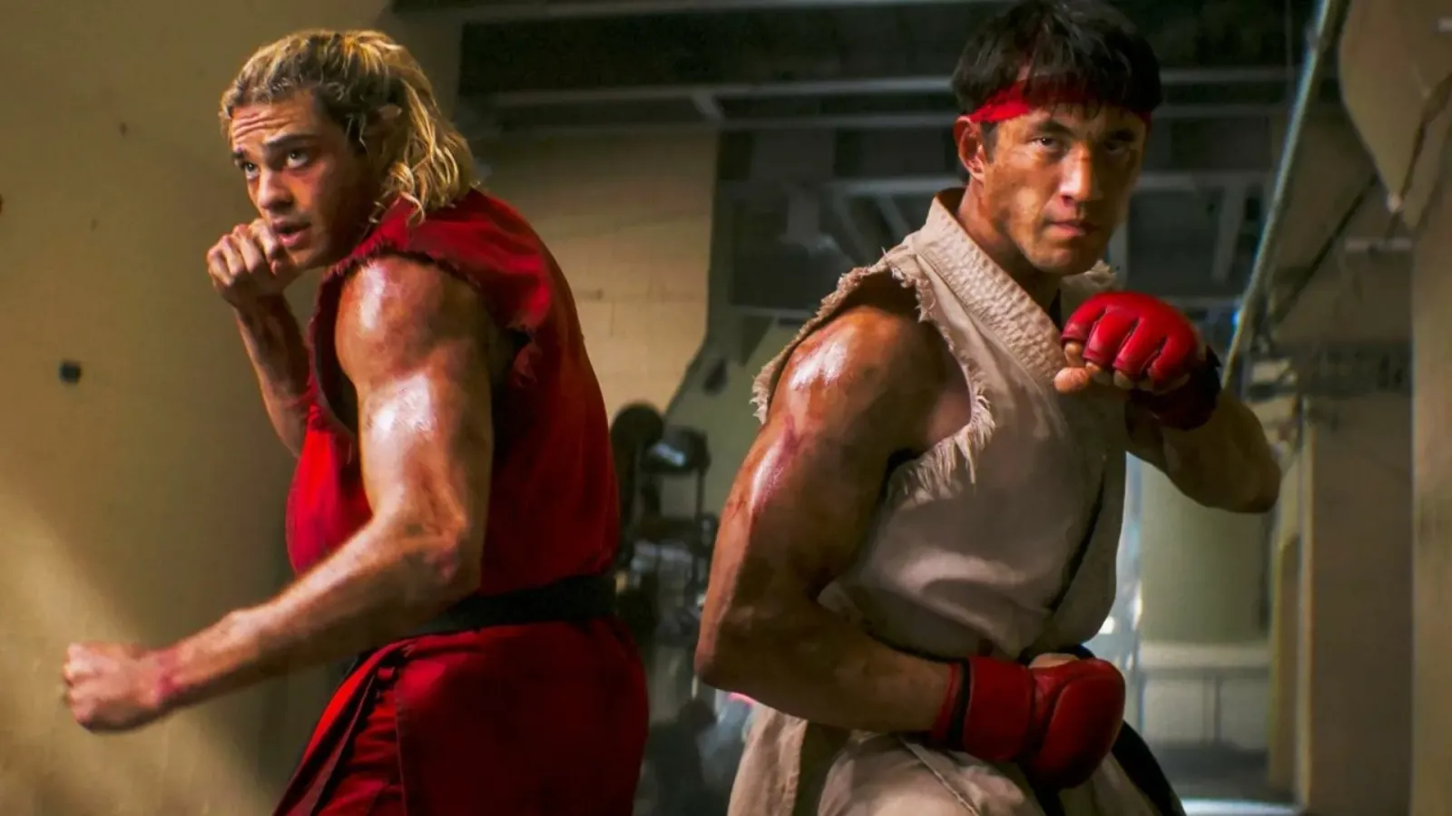 Ken, interpretado por Noah Centineo, y Ryu, interpretado por Andrew Koji, en guardia en una escena del live action de Street Fighter