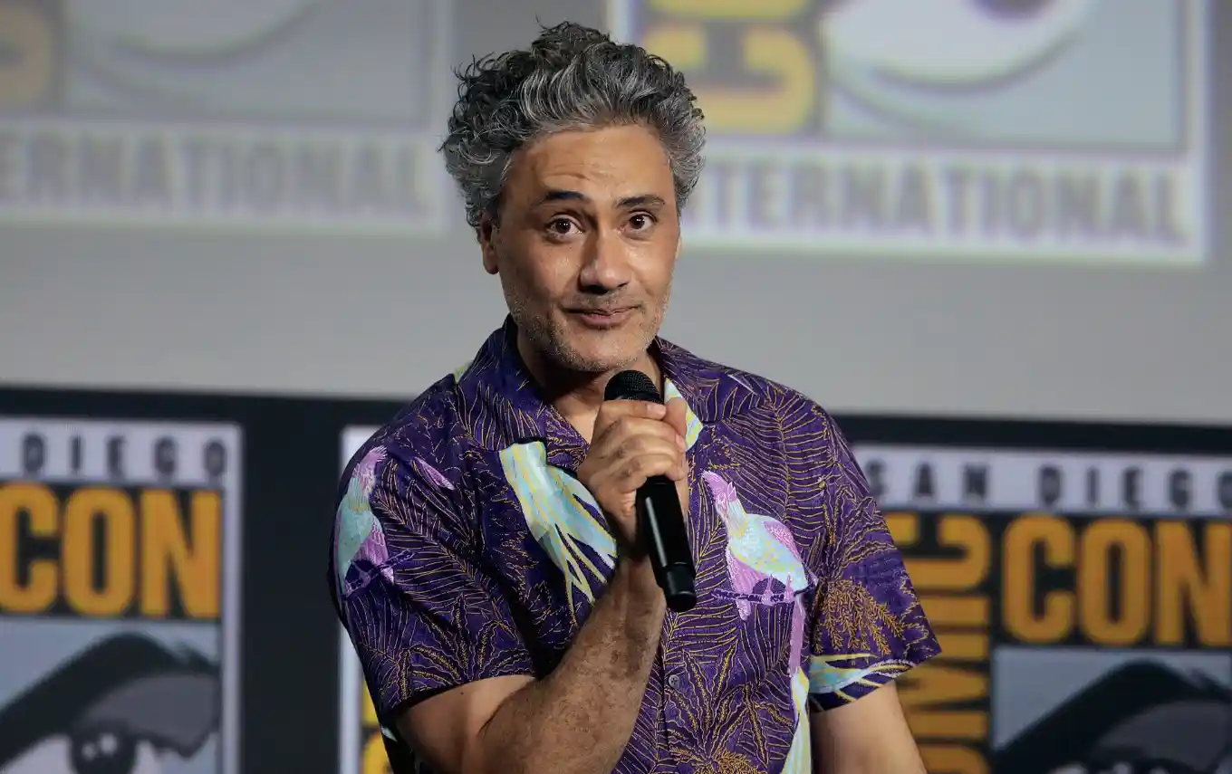 El director Taika Waititi hablando en la Comic Con International de San Diego de 2019 por Thor: Love and Thunder