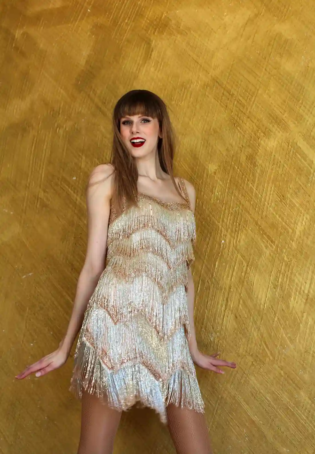 Dorothy Lennox con un vestido de flecos como los de la gira de Taylor Swift