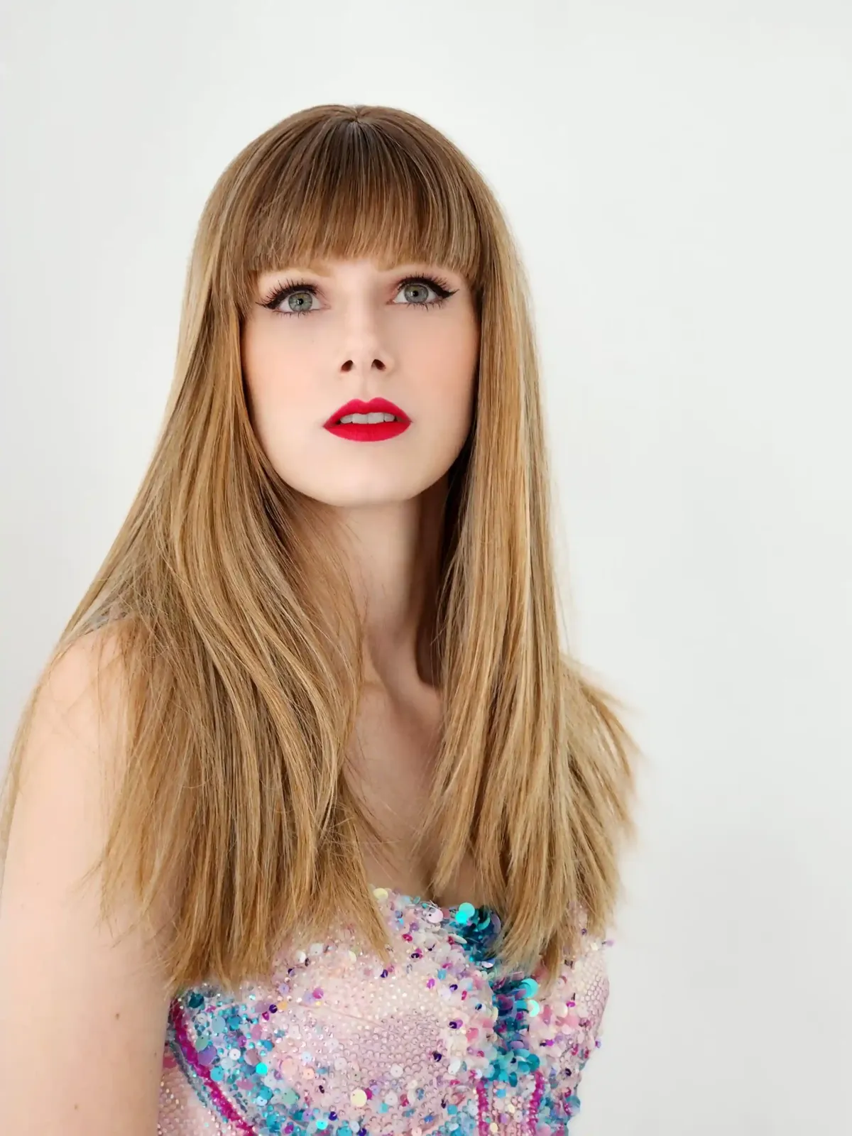 Retrato de Dorothy Lennox caracterizada como Taylor Swift, con flequillo y labios rojos