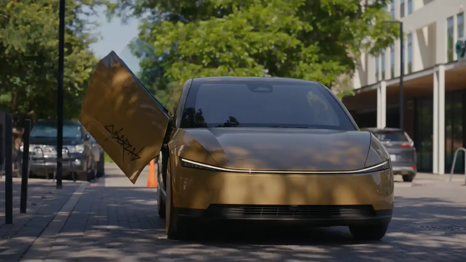 Cybercab, el vehículo autónomo de Tesla que se utiliza como robotaxi, estacionado en la calle con una puerta abierta