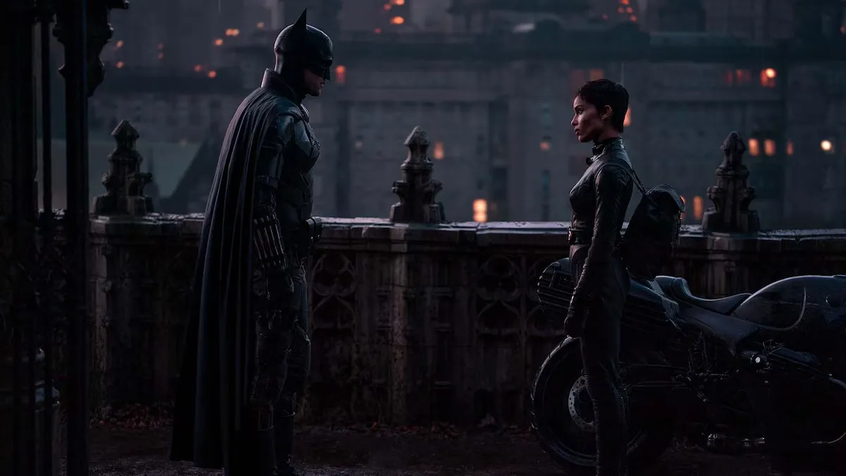 Batman y Gatúbela en una terraza de Ciudad Gótica en The Batman (2022), la película que antecede a The Batman 2
