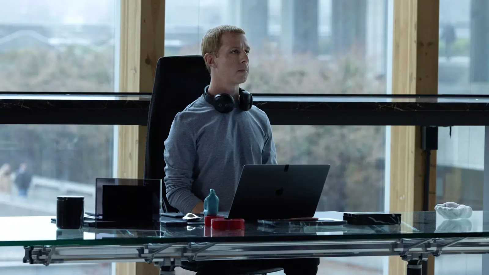 Jeremy Strong como Mark Zuckerberg sentado en su escritorio en la película The Social Reckoning de Aaron Sorkin
