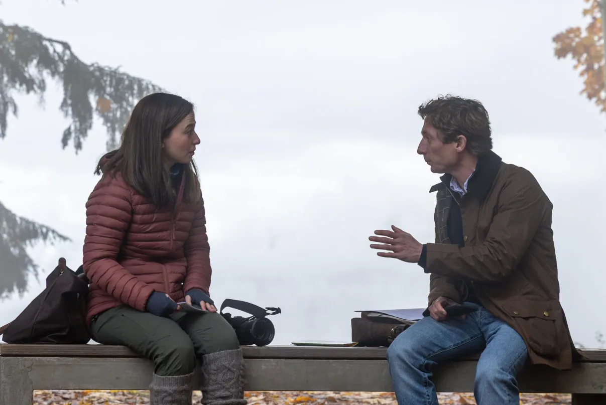 Mikey Madison y Jeremy Allen White como Frances Haugen y Jeff Horwitz conversando al aire libre en The Social Reckoning