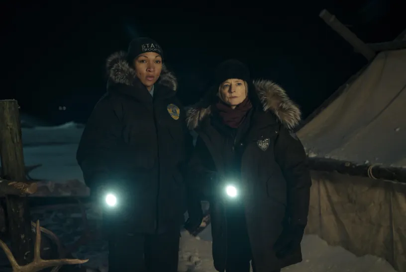 Jodie Foster y Kali Reis con linternas en la nieve en True Detective: Tierra nocturna
