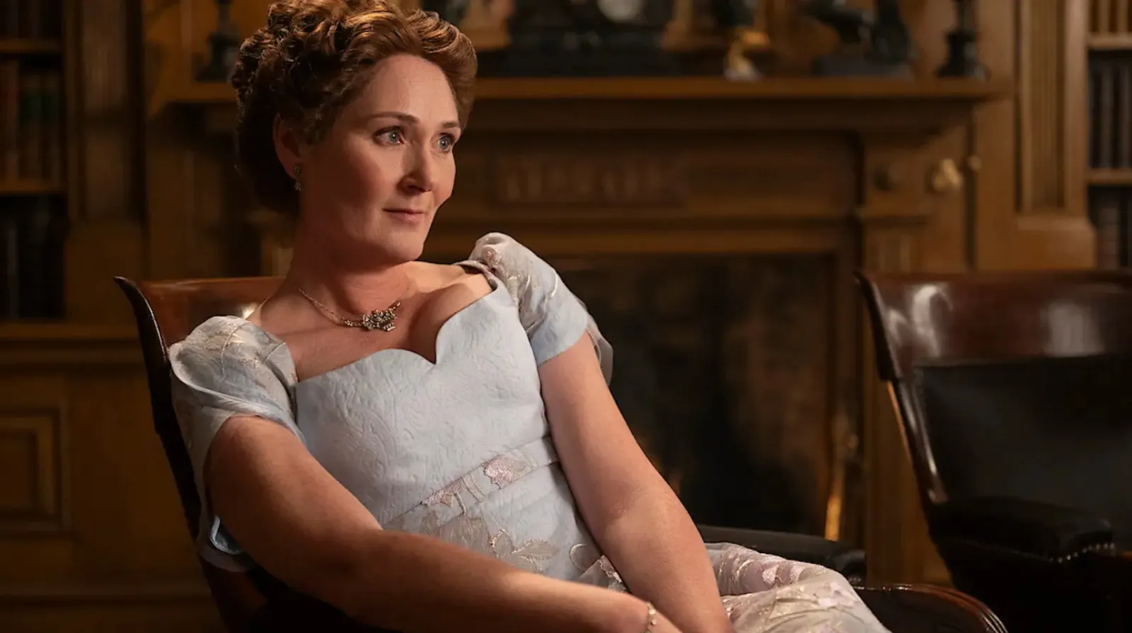Ruth Gemmell como Violet Bridgerton, sentada en una biblioteca en una escena de la serie de Netflix