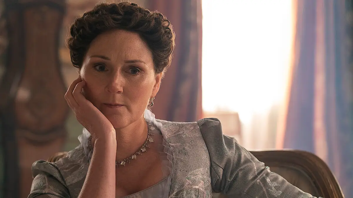 Ruth Gemmell como Violet Bridgerton, pensativa y con la mano en el mentón, en la serie de Netflix