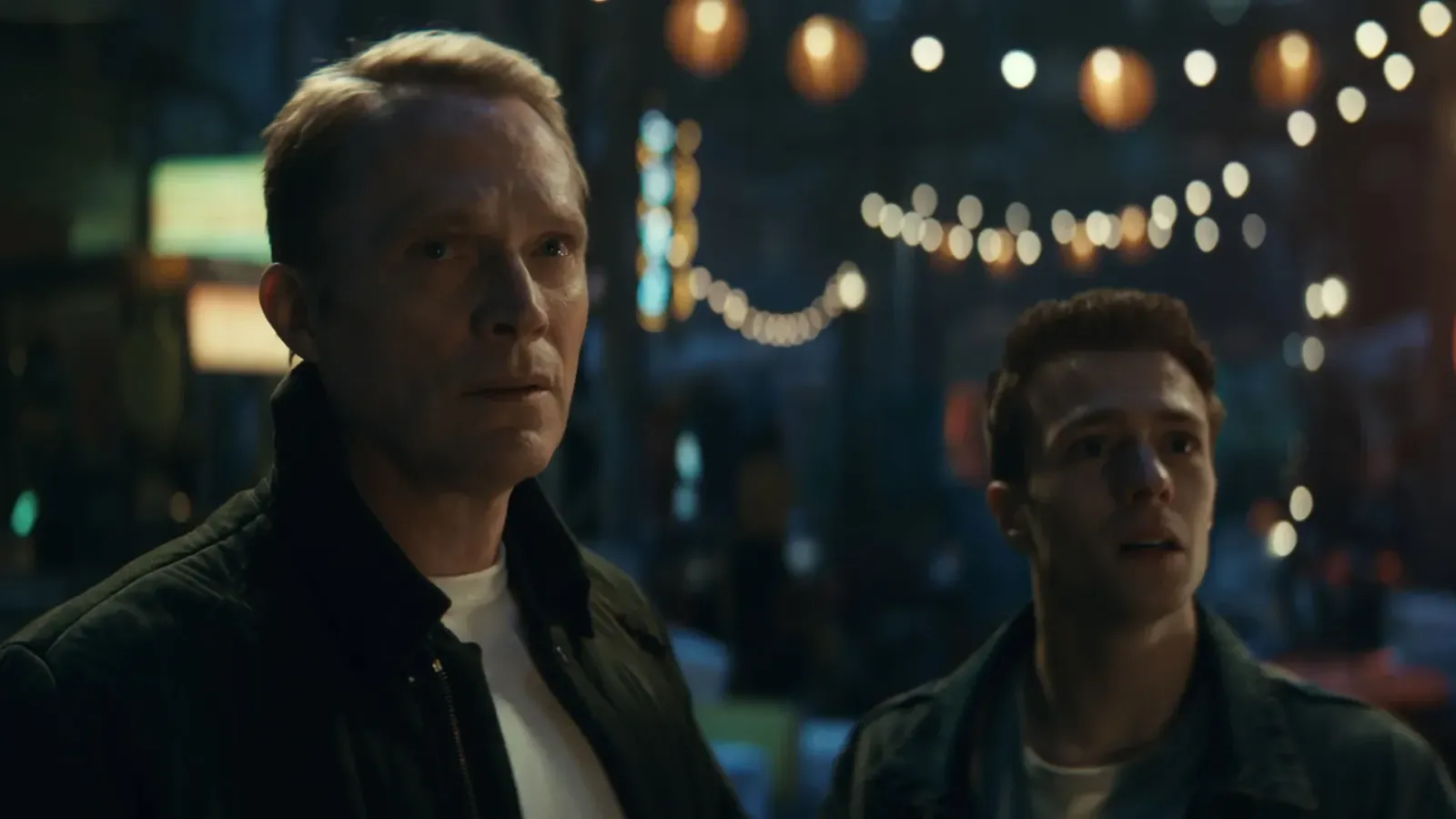 Paul Bettany como Vision junto a  Ruaridh Mollica como Thomas Shepard en la nueva serie de Marvel