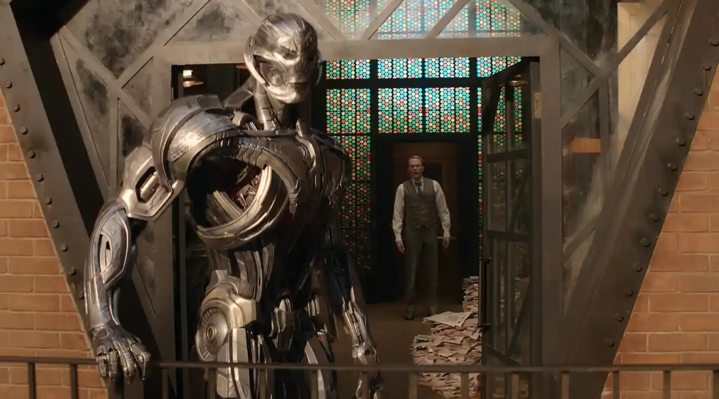Paul Bettany como Vision mirando sorprendido a Ultrón en la nueva serie de Marvel