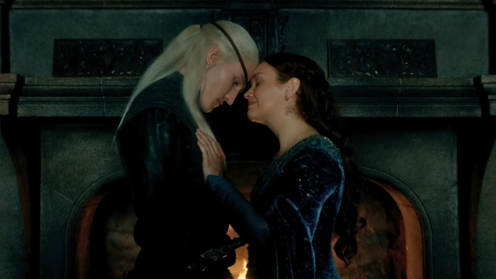 Aemond Targaryen, interpretado por Ewan Mitchell, frente con frente con su madre Alicent Hightower junto a una chimenea en House of the Dragon