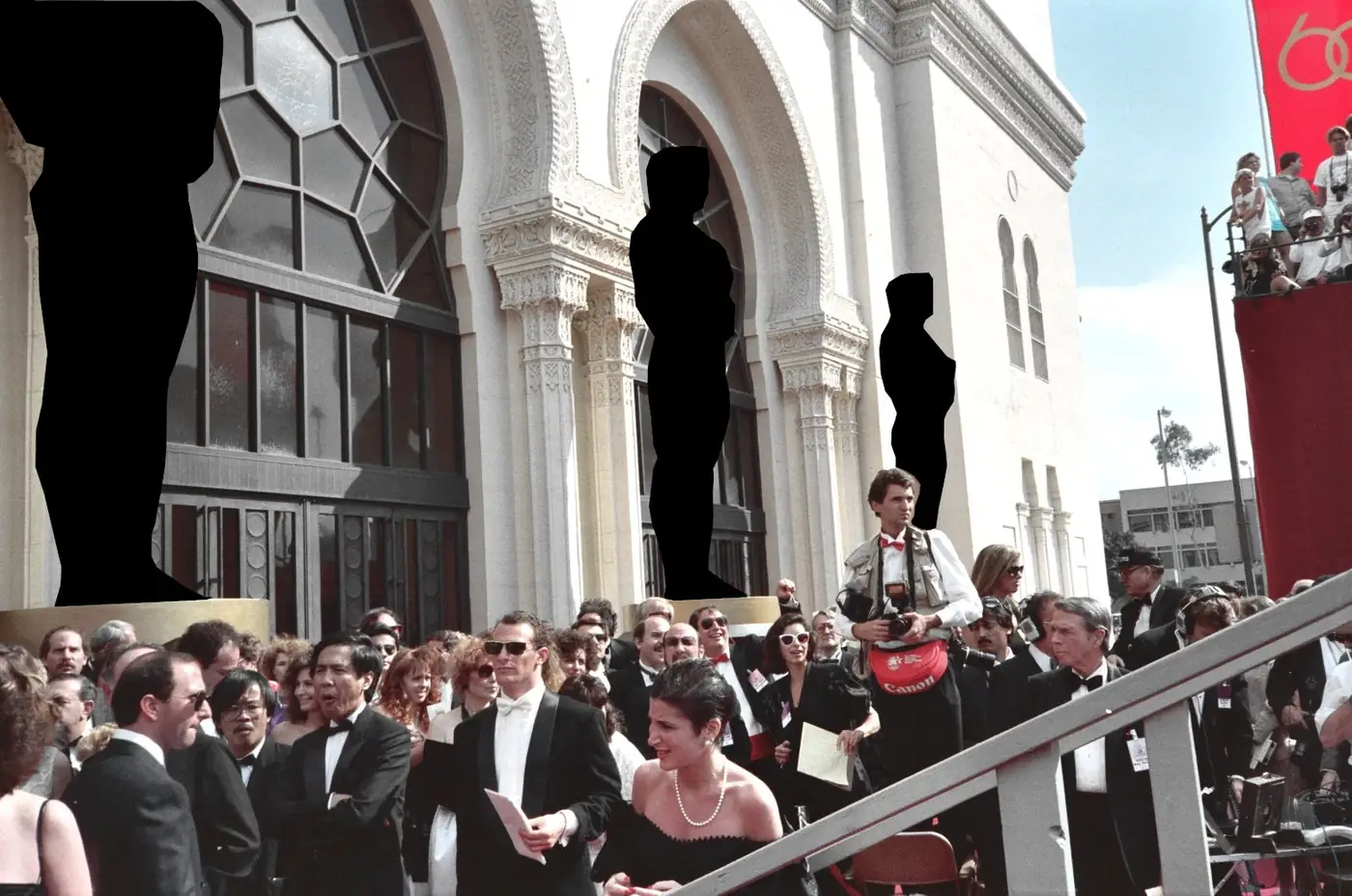 Alfombra roja de los premios Oscar de 1988, con las estatuas gigantes de la estatuilla y el público en la entrada