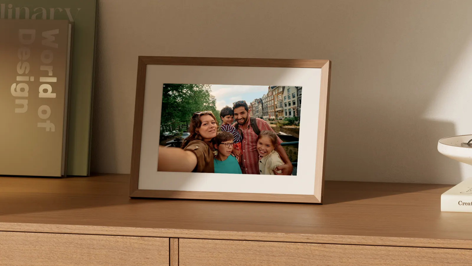 Alexa Photo Frame de madera con una foto familiar sobre un mueble