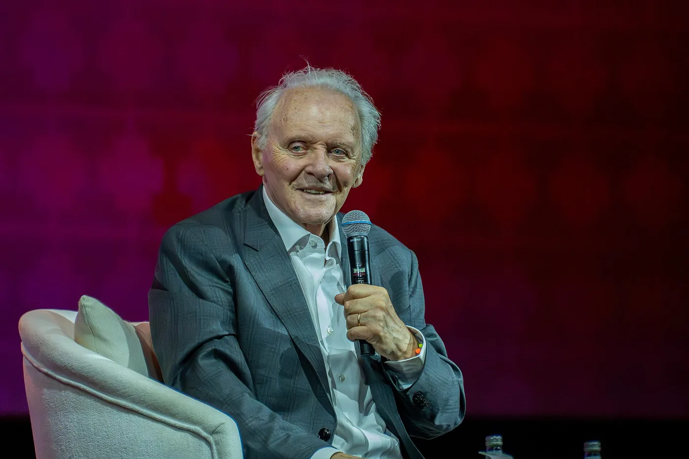 Anthony Hopkins sentado con un micrófono durante una charla en el Red Sea Film Festival 2025