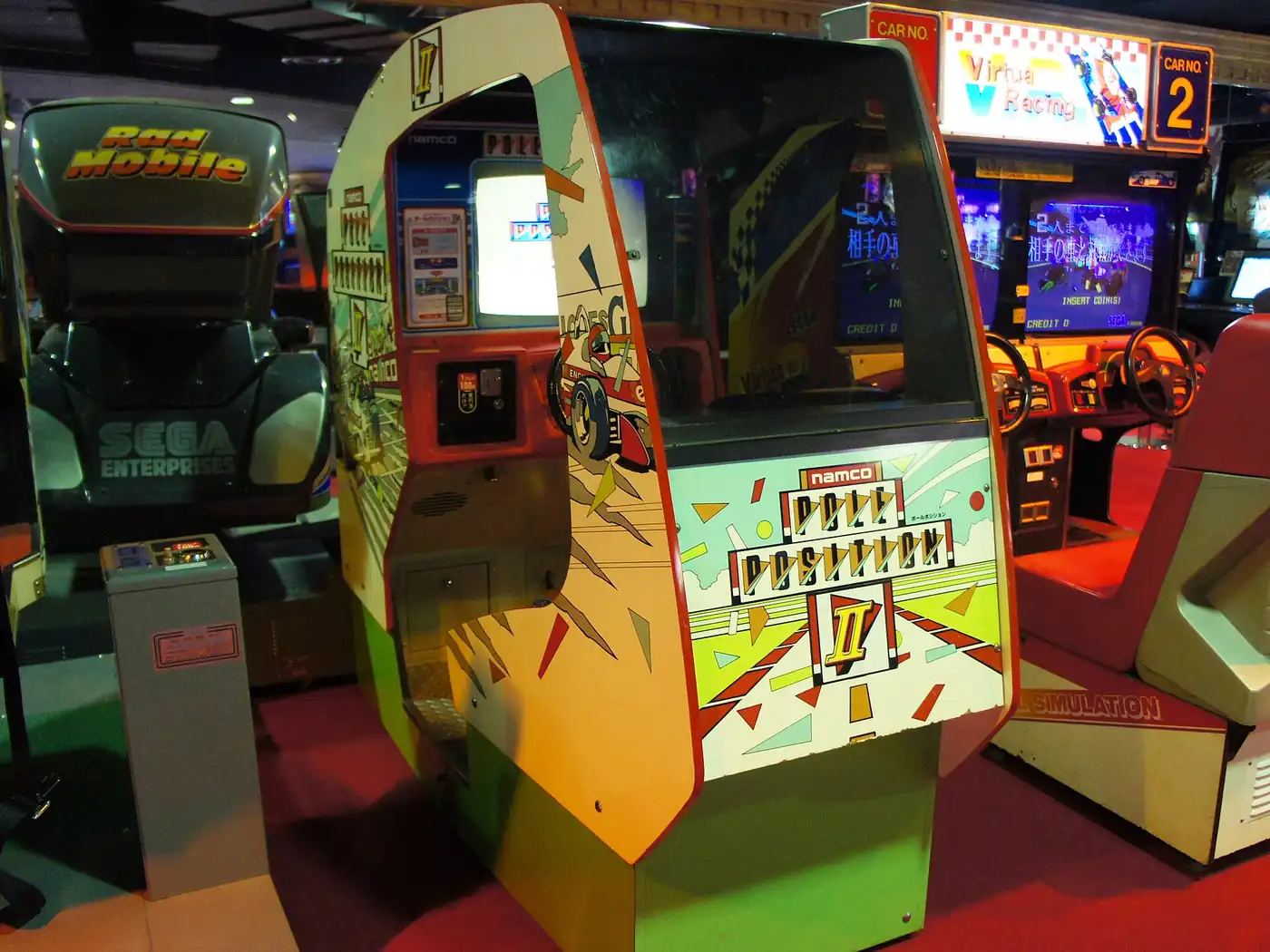 Gabinete del arcade Pole Position II de Namco en un salón de videojuegos