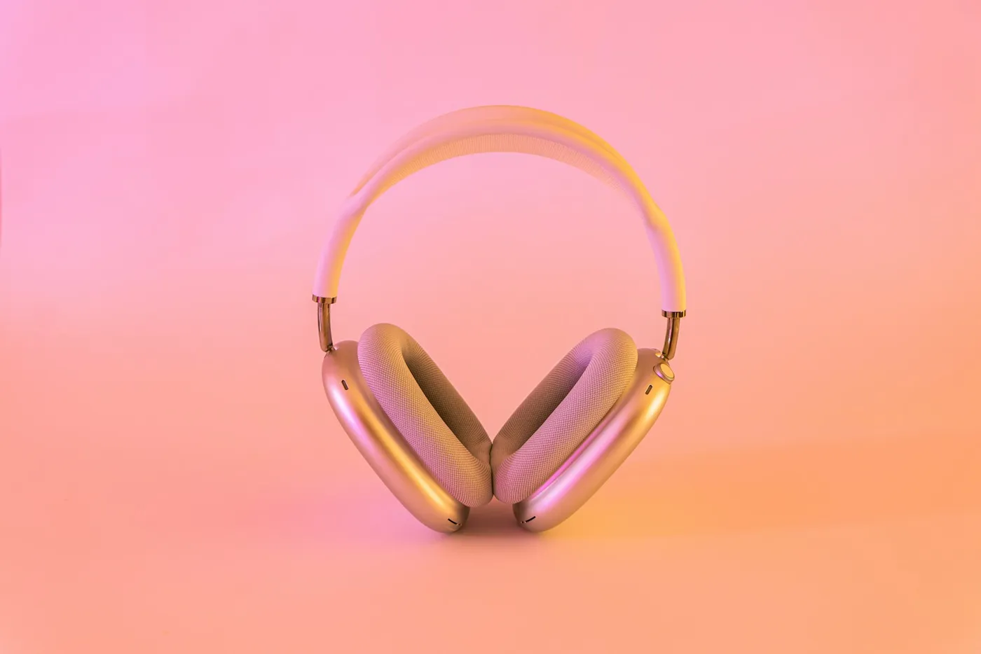 Auriculares inalámbricos AirPods Max de Apple en color rosa sobre un fondo rosado