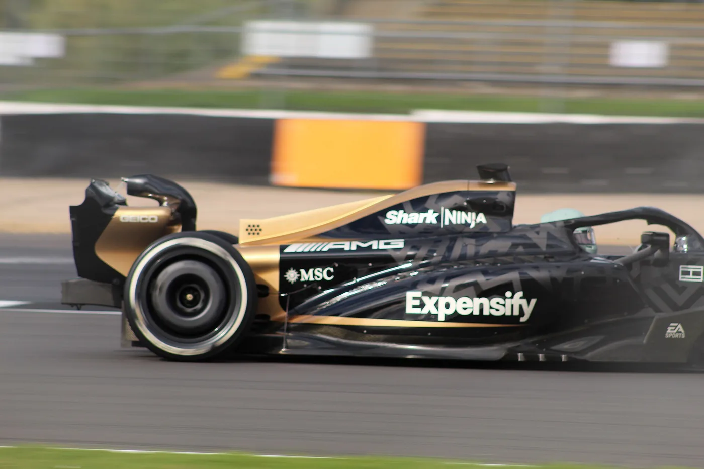 Auto del equipo ficticio APXGP en la pista de Silverstone durante el rodaje de F1, la película con Brad Pitt