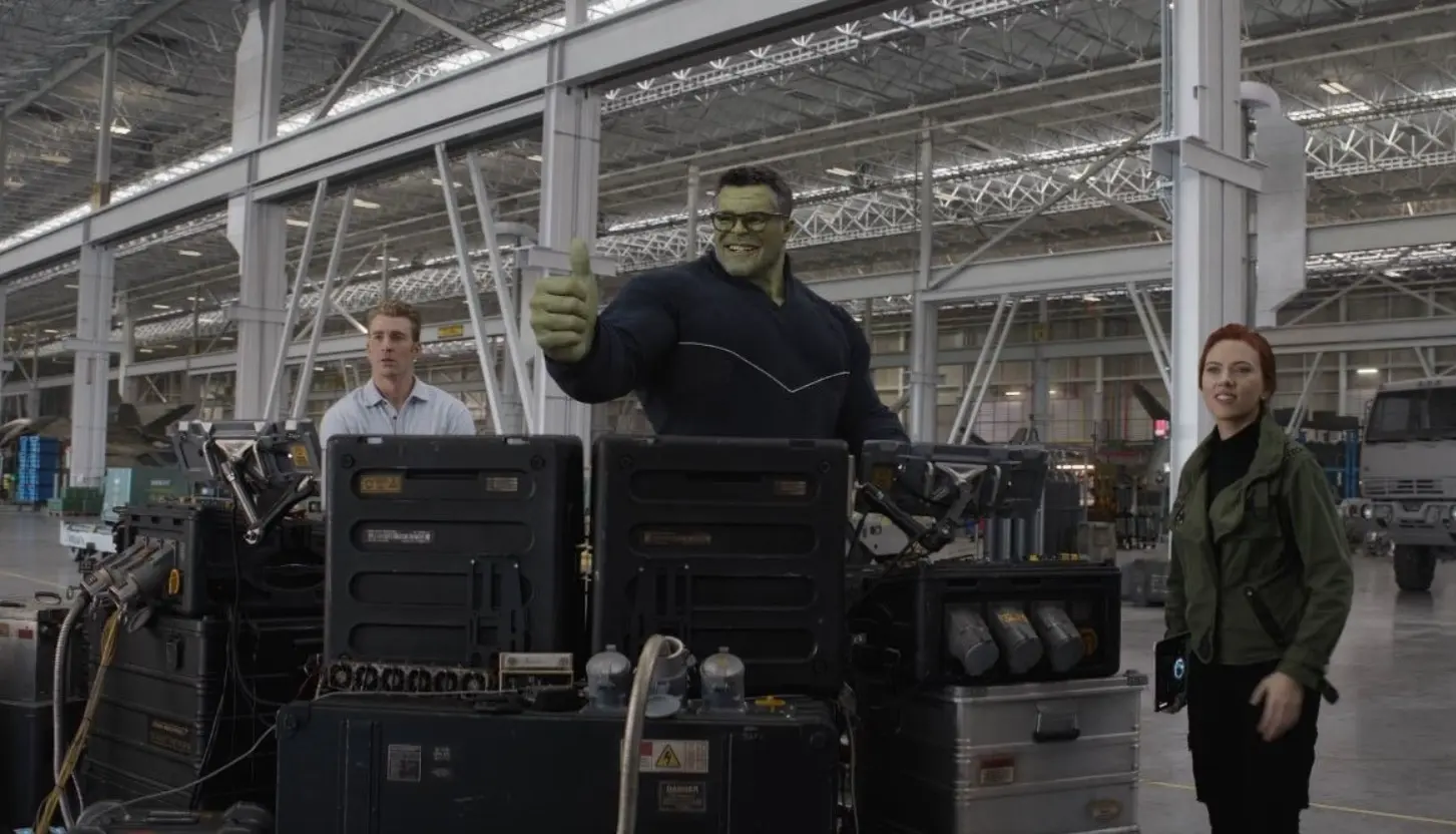 Steve Rogers, el Profesor Hulk y Natasha Romanoff en una escena de Avengers: Endgame