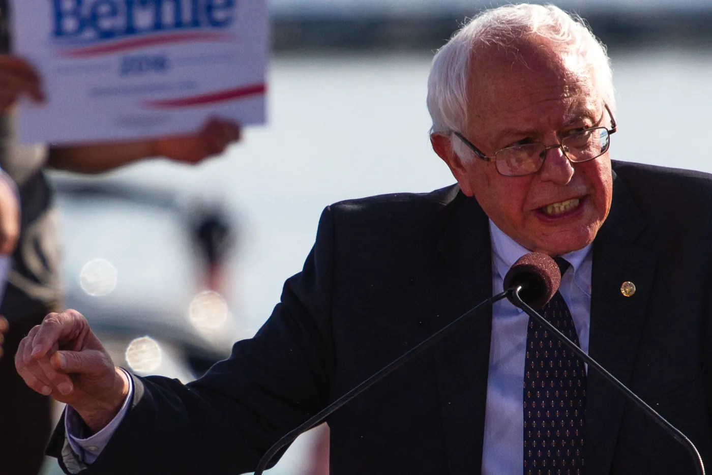 Bernie Sanders habla en un acto de campaña en Burlington