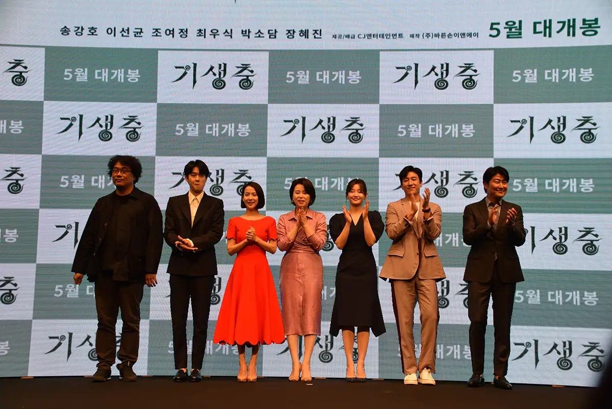 El director Bong Joon-ho junto al elenco de Parasite en la presentación de la película en Corea del Sur, en 2019