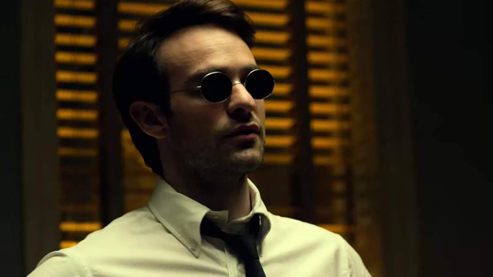 Charlie Cox como Matt Murdock, con anteojos oscuros, en una escena de Daredevil