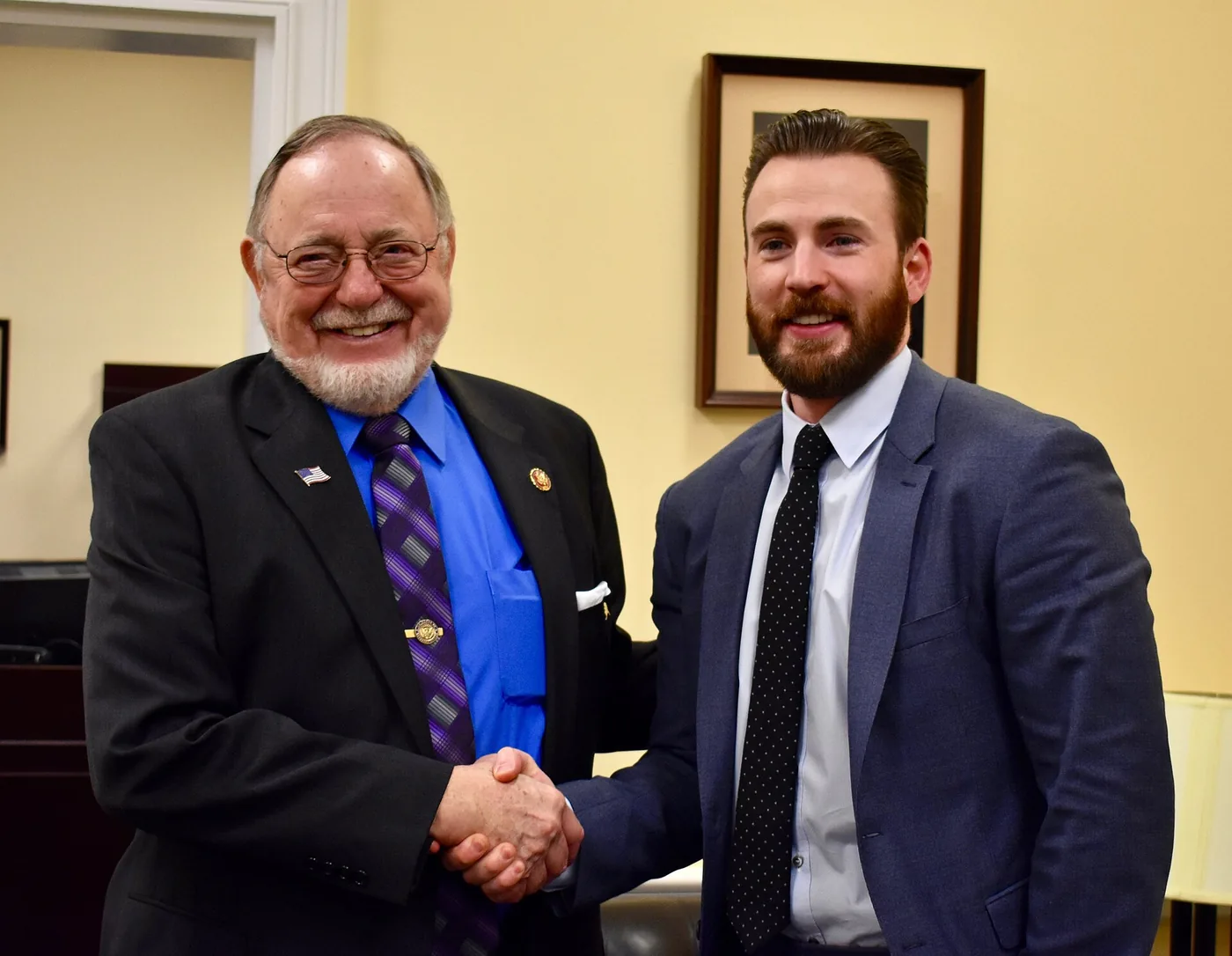 Chris Evans junto al congresista Don Young en el Capitolio de Estados Unidos