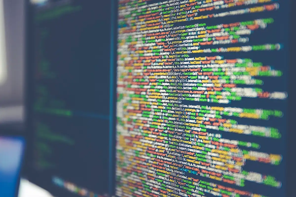 Líneas de código de programación en colores sobre el monitor de una computadora