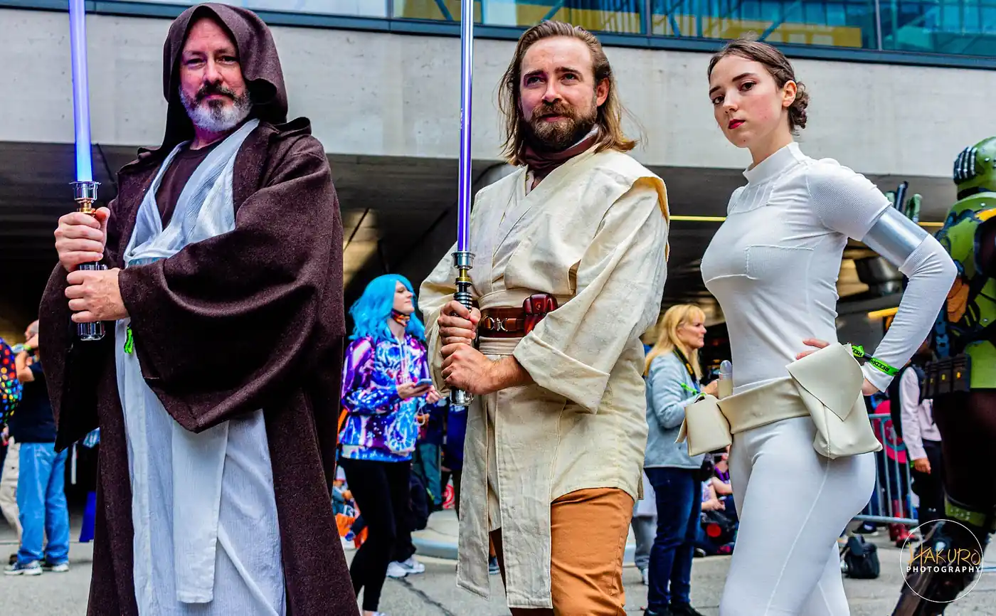 Cosplayers de Star Wars con túnicas Jedi y sables de luz en la New York Comic Con 2021