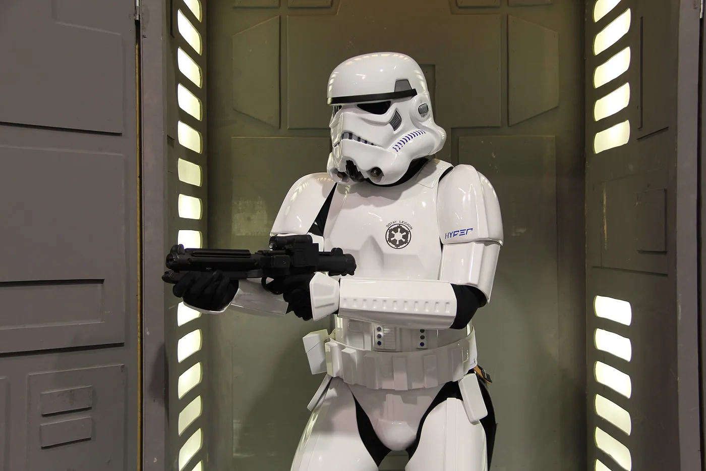 Cosplayer de stormtrooper apuntando con su bláster en la Star Wars Celebration 2015 de Anaheim