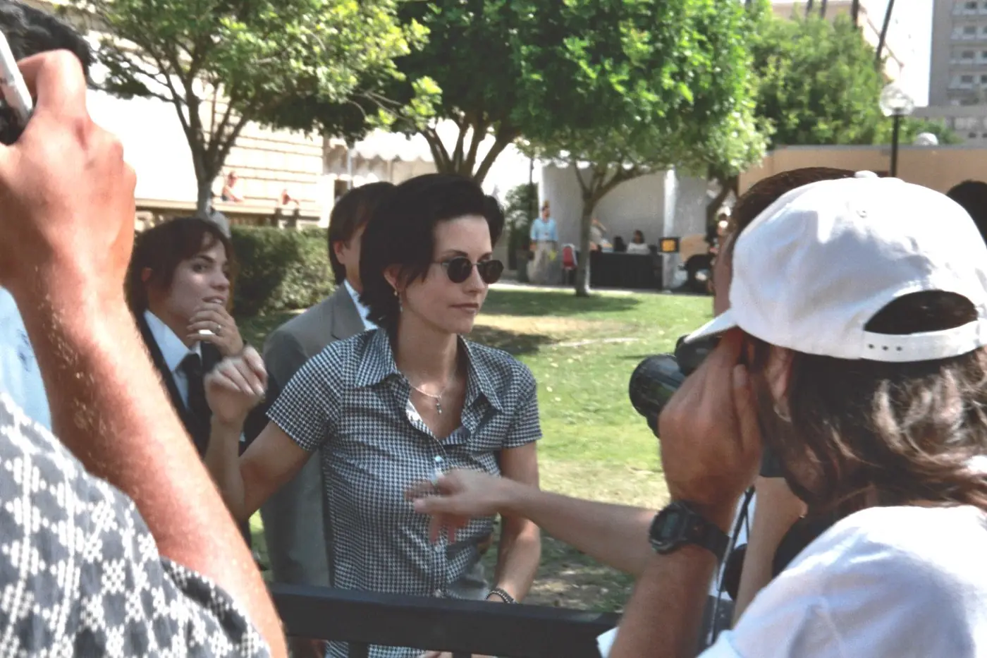 Courteney Cox, la Monica de Friends, con anteojos de sol al salir de un ensayo de los premios Emmy de 1995