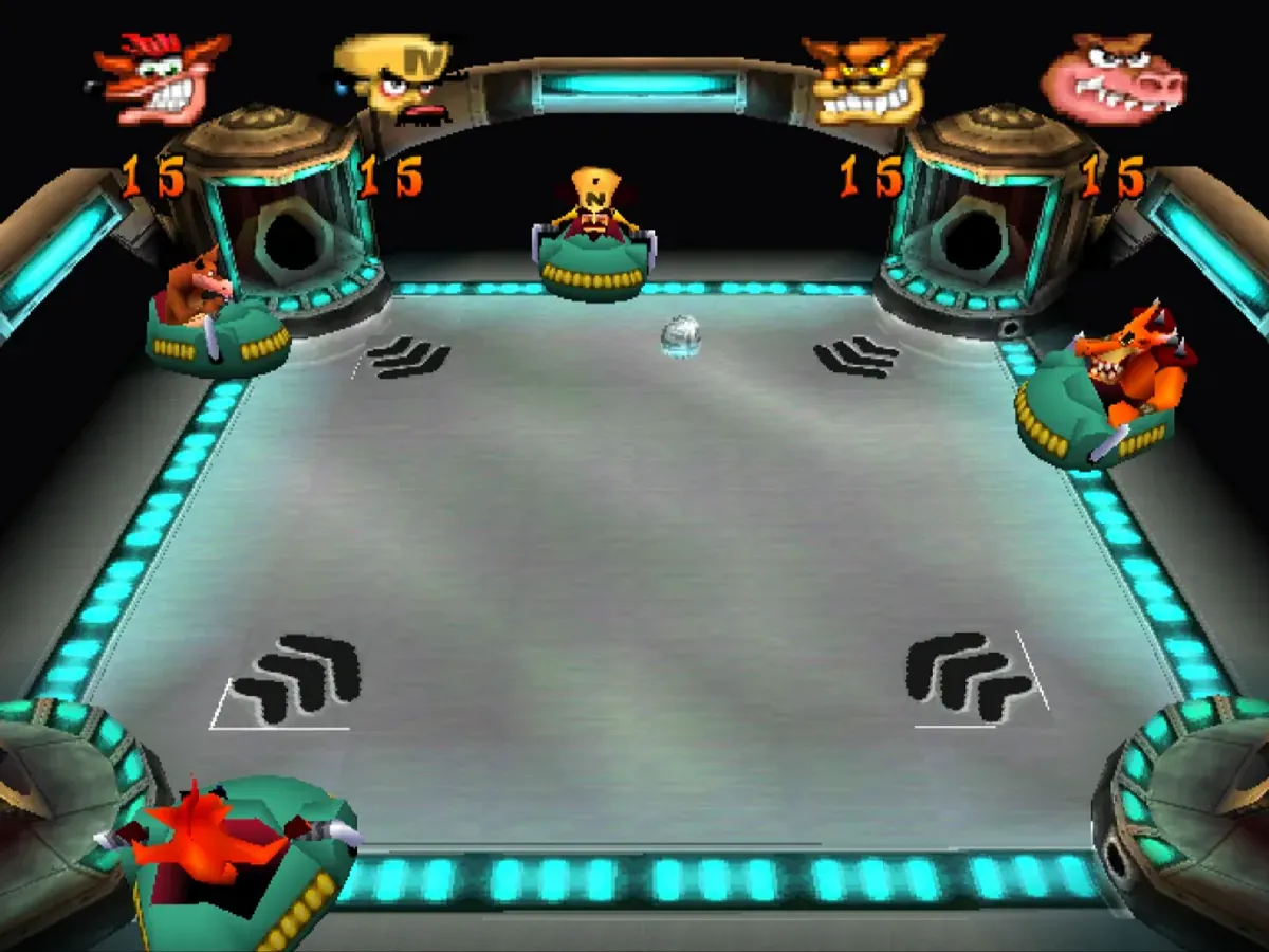 Arena Crashball de Crash Bash Online, con cuatro personajes defendiendo su arco en cada lado de la cancha