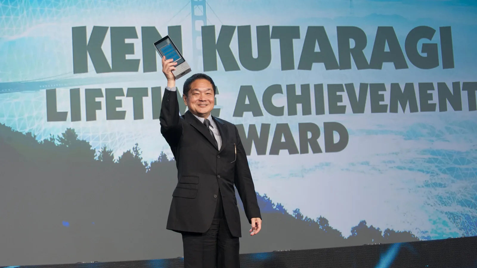 Ken Kutaragi, creador de PlayStation, levanta el premio a la trayectoria en los Game Developers Choice Awards 2014