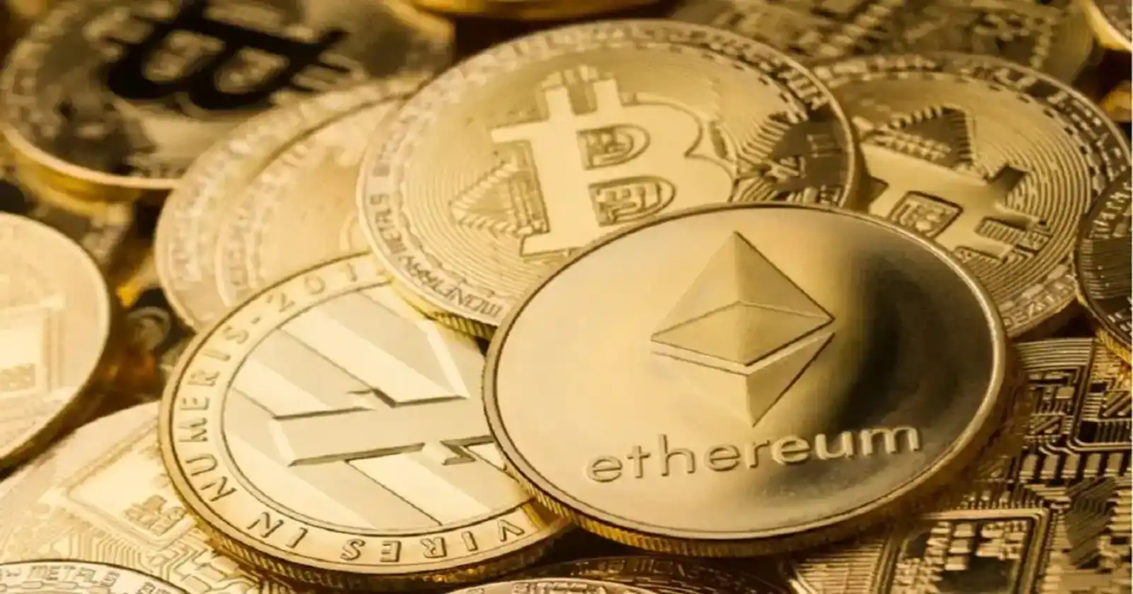 Monedas que representan criptomonedas populares como Ethereum y Bitcoin