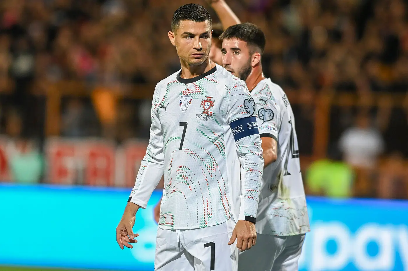 Cristiano Ronaldo con el brazalete de capitán de Portugal