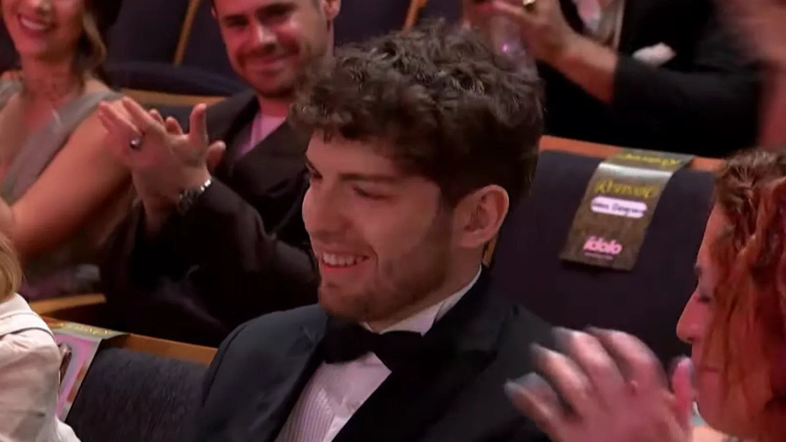 Davoo Xeneize sonríe en la platea de la Usina del Arte al ser anunciado como Ídolo del Año en los Premios Ídolo 2026