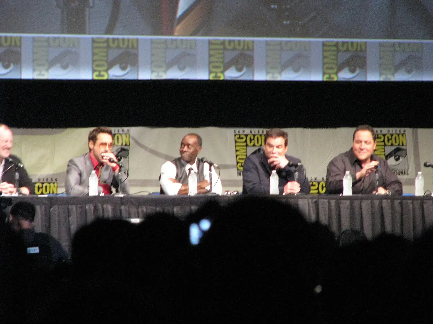Kevin Feige, Robert Downey Jr., Don Cheadle, Shane Black y Jon Favreau en el panel de Iron Man 3 en la San Diego Comic-Con 2012