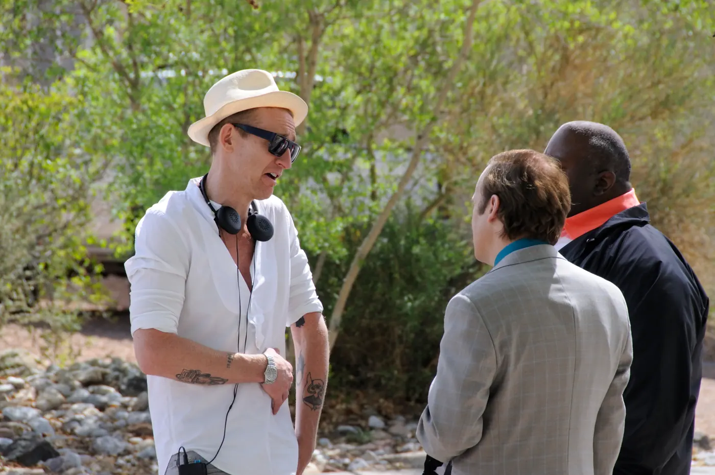 El director Johan Renck, con sombrero y anteojos de sol, conversa en un set de filmación al aire libre