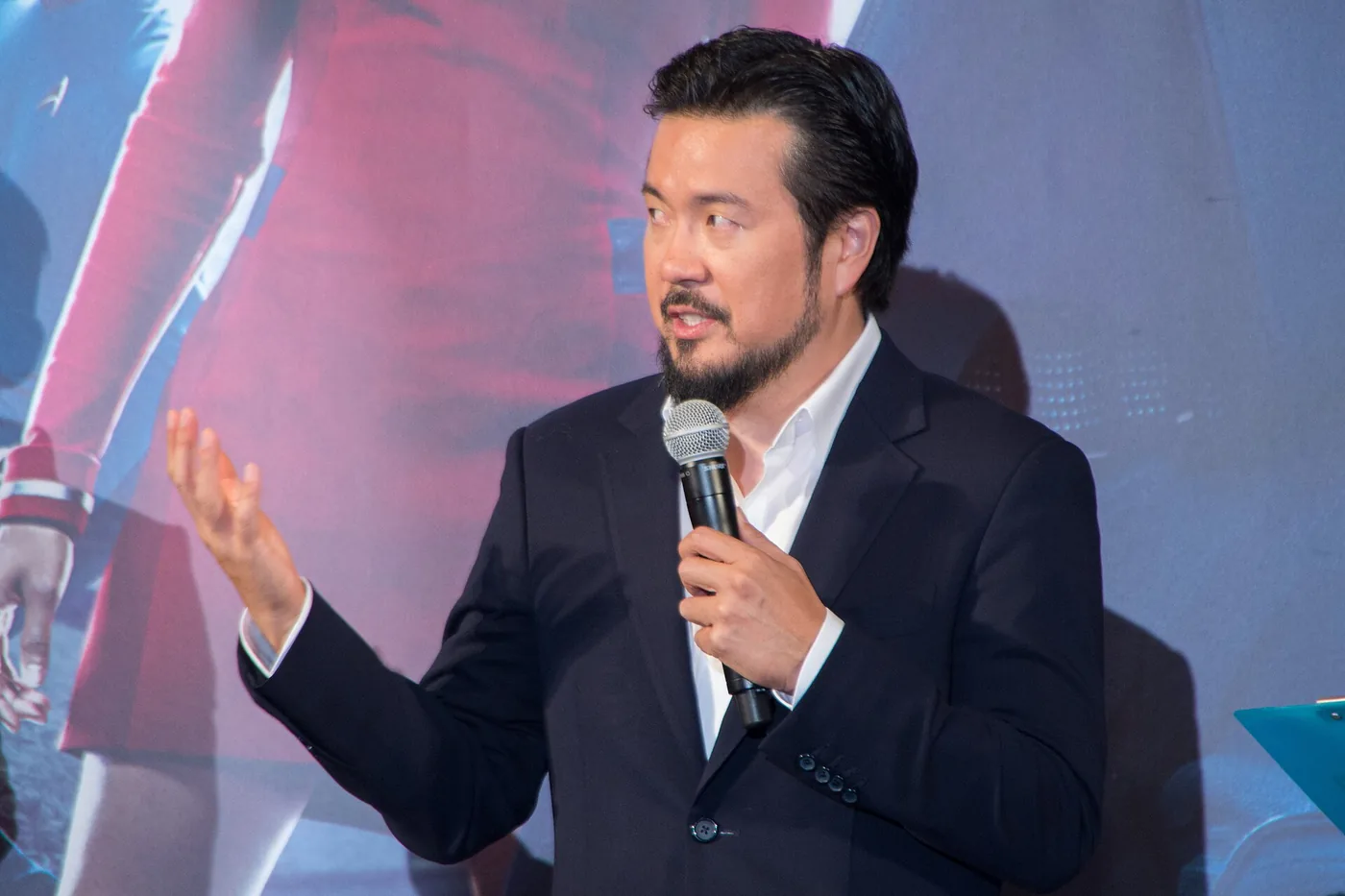 El director Justin Lin habla con un micrófono en la mano en la premiere de Star Trek Beyond en Japón