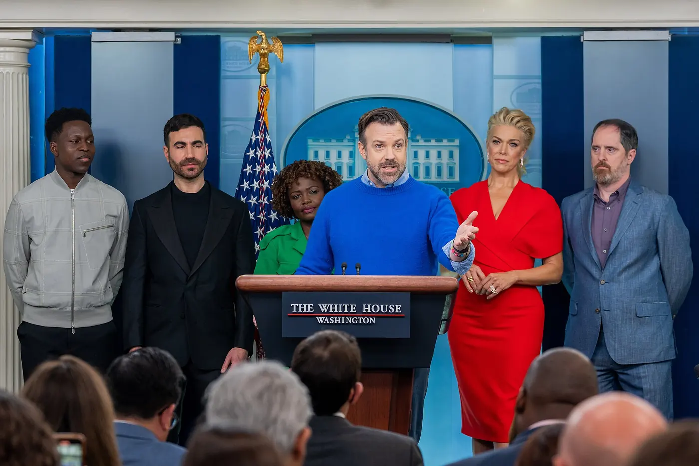 Jason Sudeikis, Brett Goldstein, Hannah Waddingham y parte del elenco de Ted Lasso en la sala de prensa de la Casa Blanca