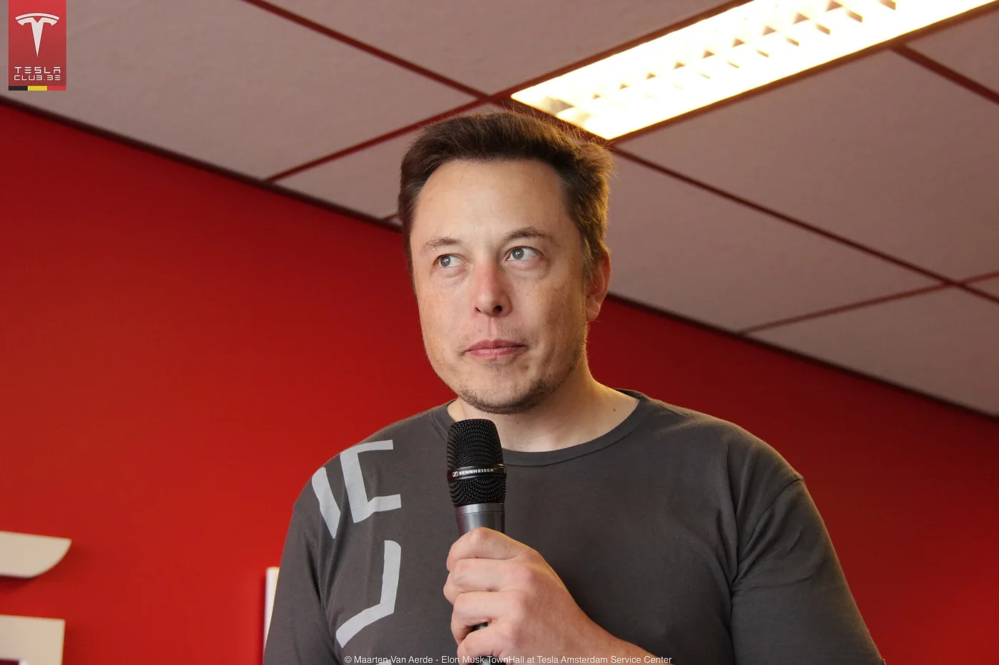 Elon Musk habla con un micrófono en la mano durante un encuentro con dueños de Tesla