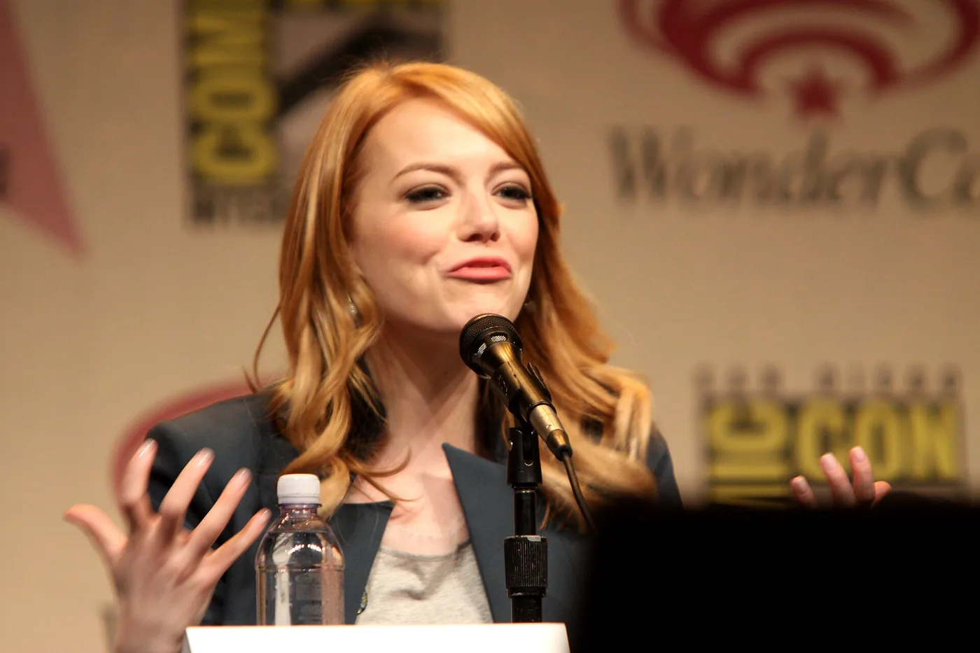 Emma Stone gesticula mientras habla en un panel de la WonderCon 2012 en Anaheim