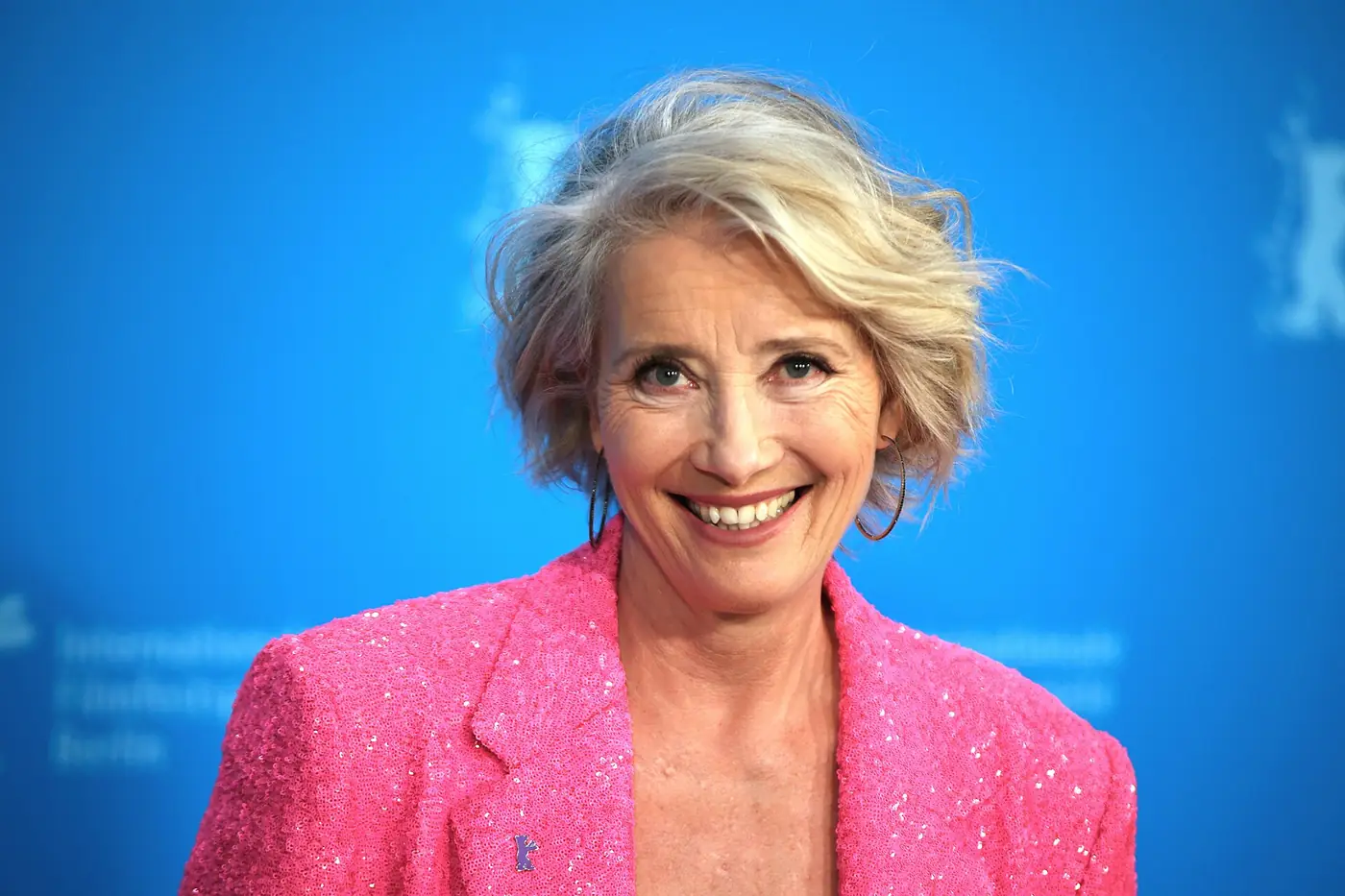 Emma Thompson, la Baronesa de Cruella, sonriente con saco rosa en la Berlinale 2022