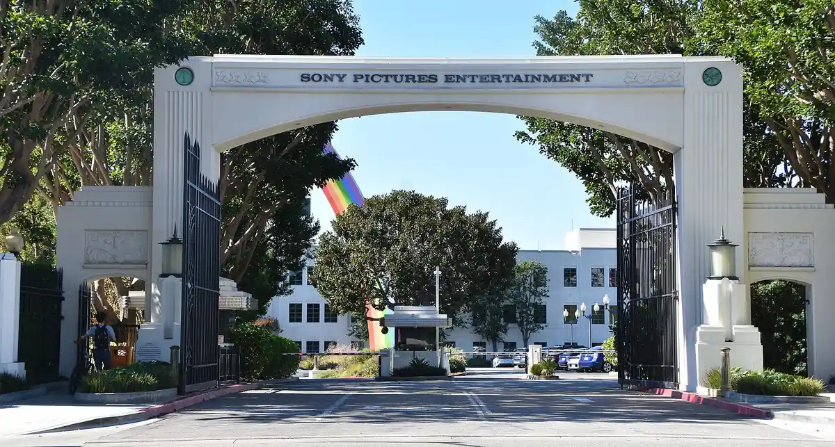 Arco de entrada de Foto: Chris Yarzab / Wikimedia Commons (CC BY 2.0) en los estudios de Culver City, California