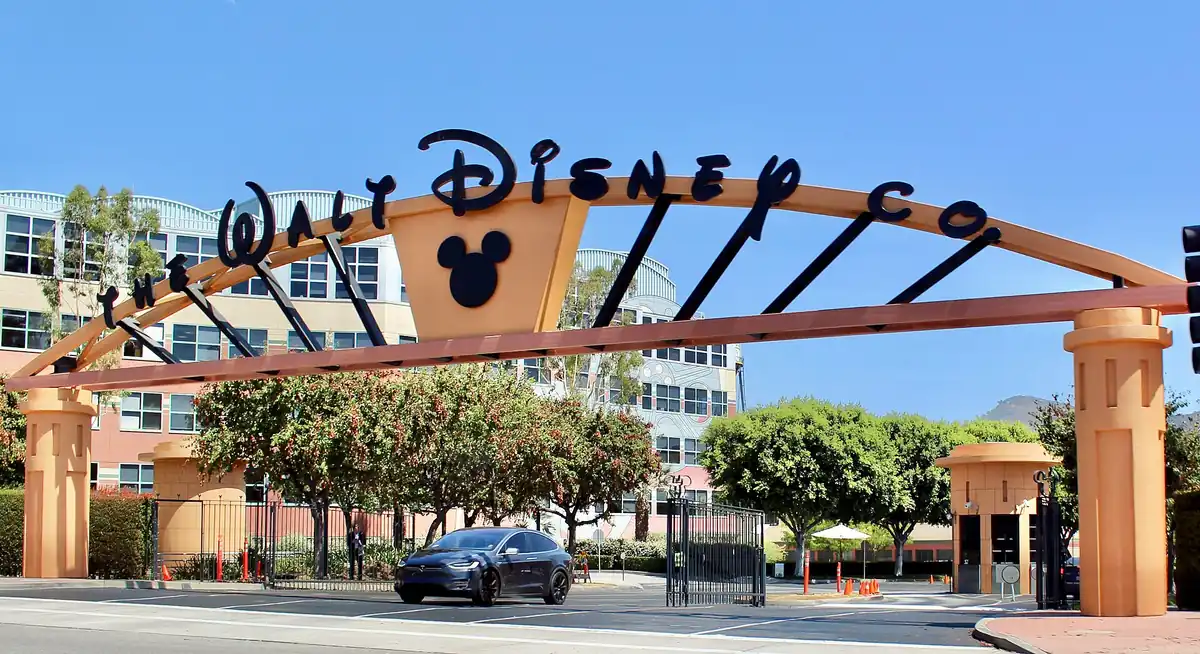 Arco de entrada de The Walt Disney Company sobre la avenida Alameda, en los estudios de Burbank, California
