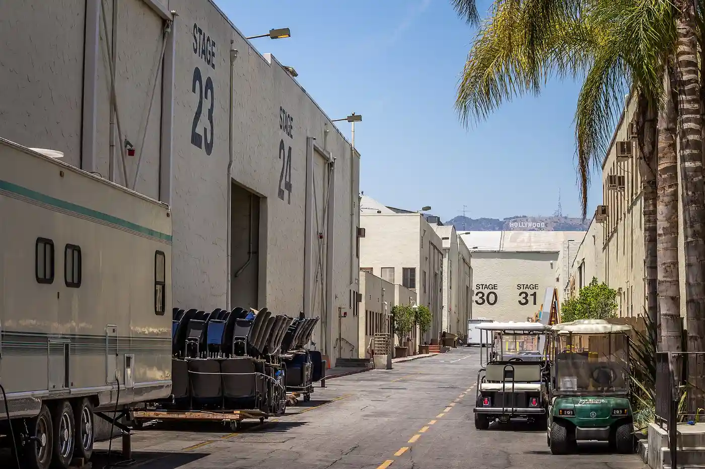 Calle interna de los estudios Paramount en Los Angeles, con los sets 23 y 24 y el cartel de Hollywood de fondo