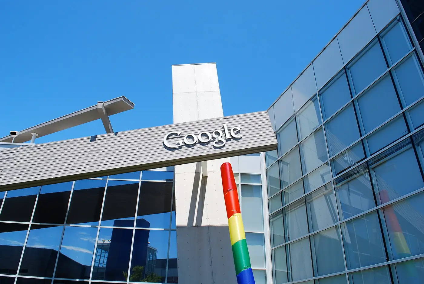 Edificio vidriado del Googleplex, la sede de Google en Mountain View, con el cartel de la empresa en la fachada
